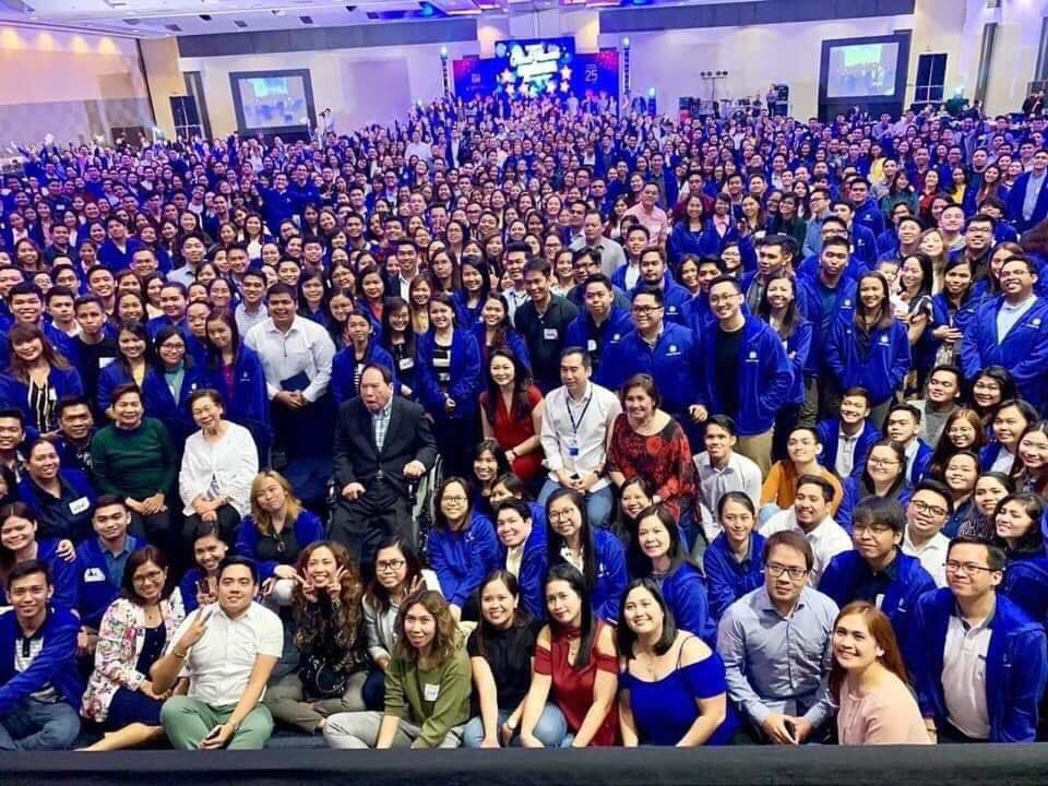 With his fellow SM scholars during the recent grand alumni reunion, with the late Henry Sy, Sr.and the Sy family