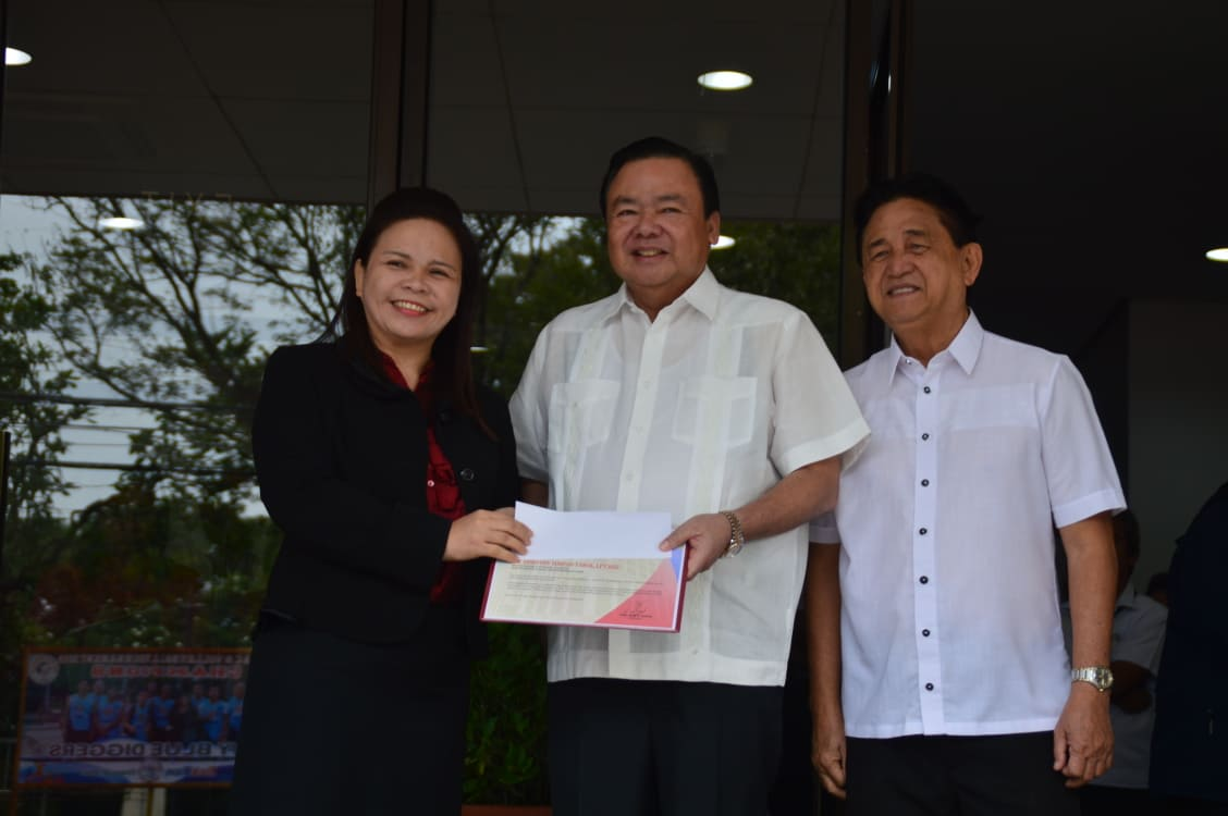 Dorothy Tarol gets P50,000 incentive from Mayor Jerry Trenas.