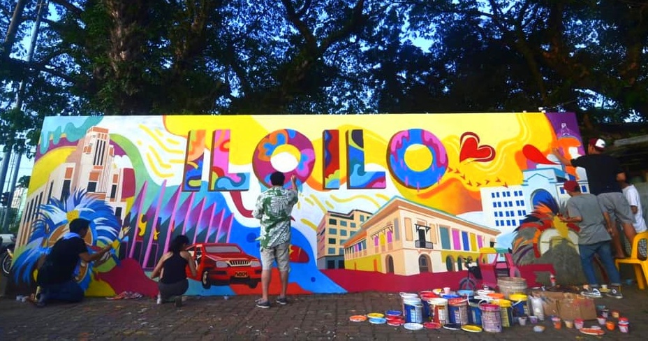 Mayor Jerry Treñas joins in painting of Iloilo mural