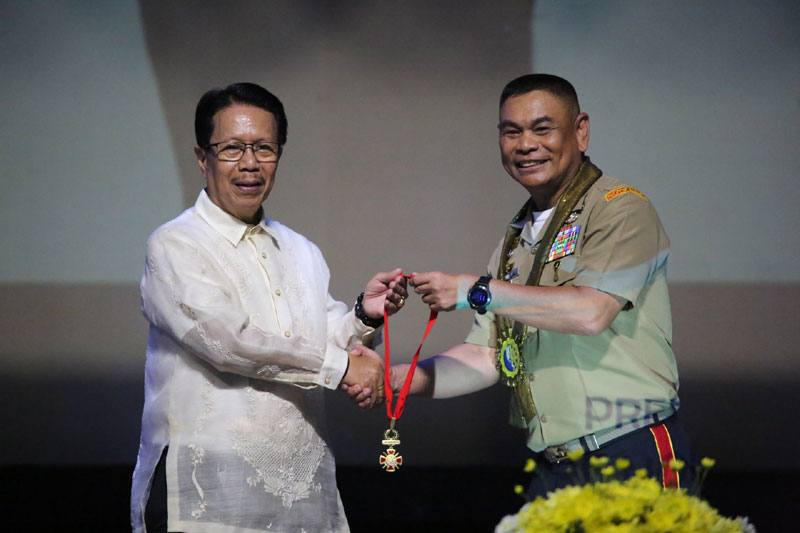 BGen. Custodio Parcon Jr. donates his Medal of Valor, the highest award in AFP, to CPU through Alumni Association president Isagani Jalbuena.