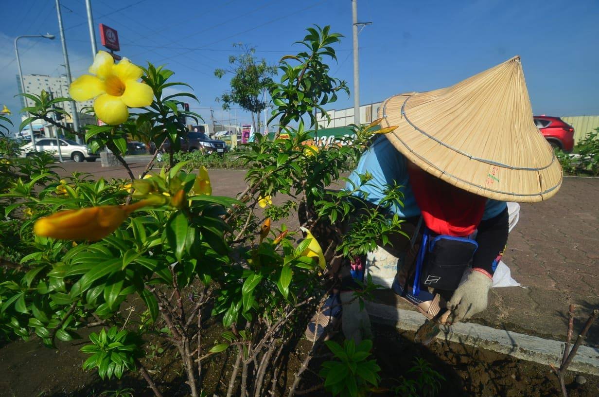 Iloilo City hires workers for beautification program