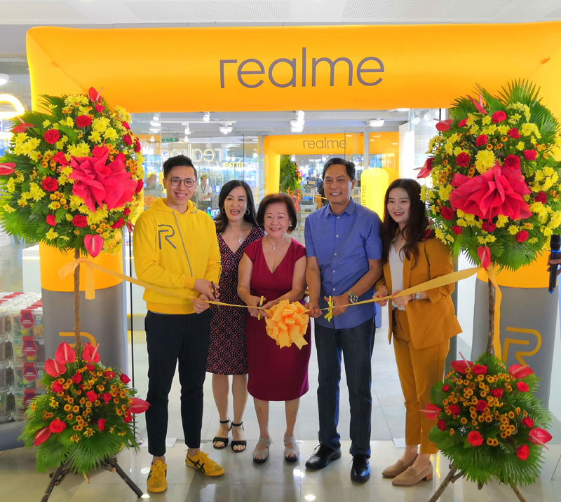 Ribbon-cutting ceremony during realme opening in Iloilo City.