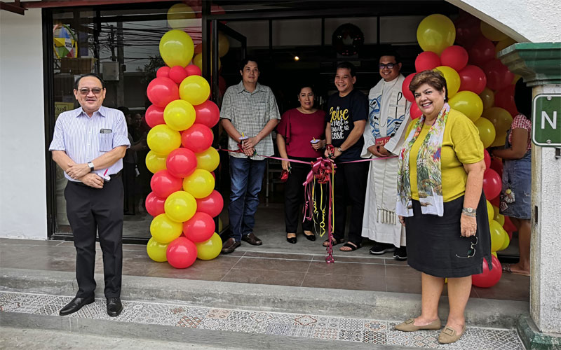 Ribbon cutting of Deco's Valeria branch.