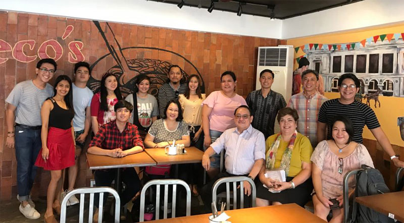 Iloilo Bloggers Society with owners of Deco's Lapaz Batchoy.