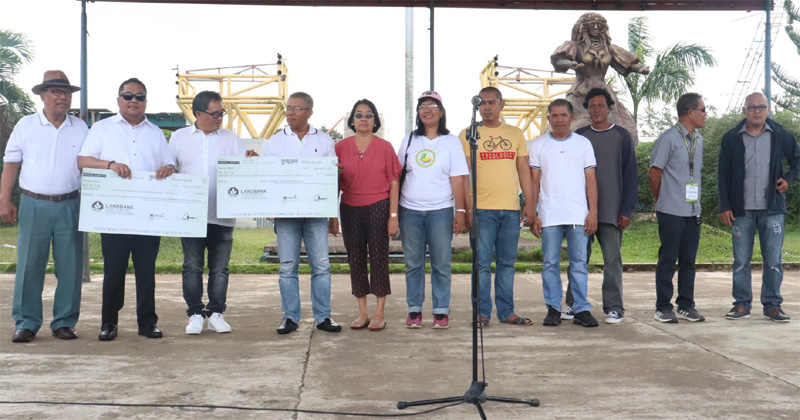 Province of Guimaras led by Gov. Samuel Gumarin handed out P1.8 million financial aid to mango growers.