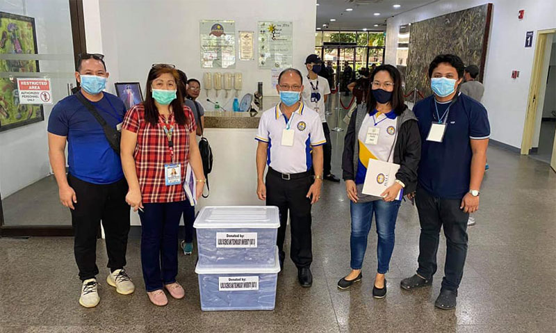 Dr. Raul Muyong and ISAT-U team deliver face masks to Iloilo City Government.