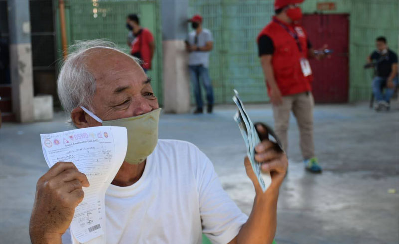 A senior citizen pose for photo after receiving his social amelioration grant in Brgy. Punong, Lapuz district.