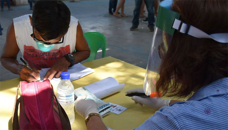 SAP beneficiaries were made to sign a payroll after receiving the P6,000 grant.