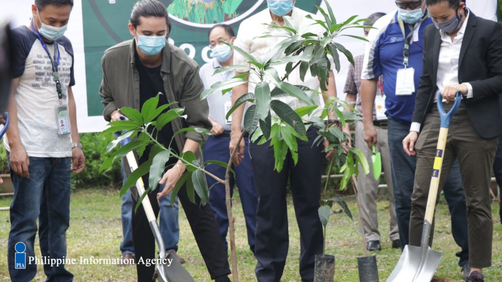 James Reid and officials of DA during the Plant, Plant, Plant program launch.