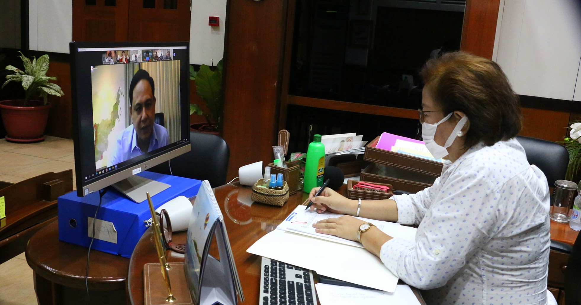 Antique Governor Rhodora Cadiao talks to Iloilo Governor Arthur Defensor Jr. online regarding the One Panay policy to be implemented starting June 1.