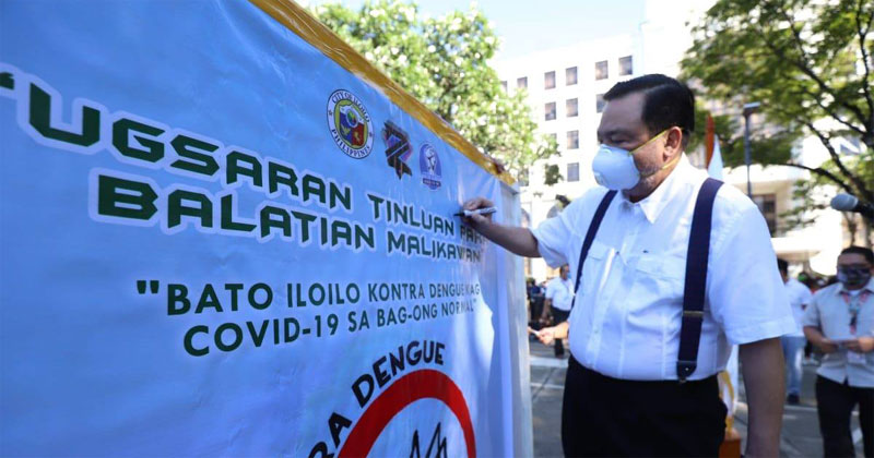 Mayor Jerry P. Trenas signs anti-dengue campaign.