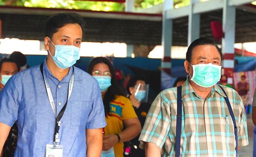 AC Energy Head of Plant Operations Gabby Mejia and Iloilo City Mayor Jerry Treñas inspected the evacuation centers to ensure the needs of the families are well provided.