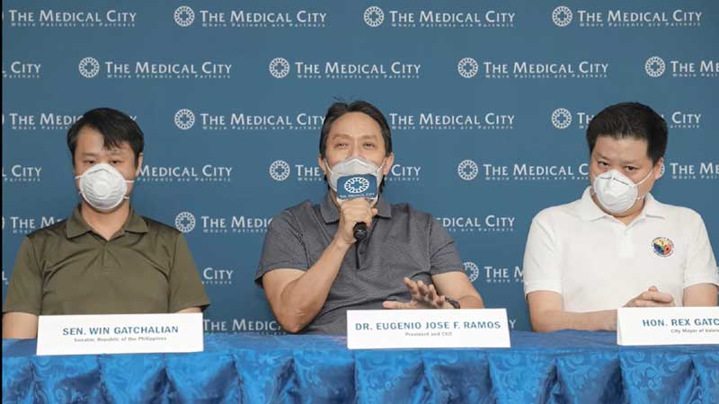 Dr. Eugene Ramos together with Sen. Win Gatchalian (left) and Mayor Rex Gatchalian (right) of Valenzuela.