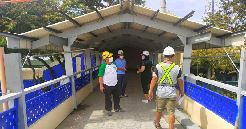 MORE Power President Roel Z. Castro personally oversees the transfer of high-voltage wires which hampered the completion of ISAT-u overpass.