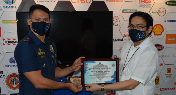 Chief Risk Officer Don Nino Santos receiving plaque of recognition from Police Lieutenant Michael Bernardo
