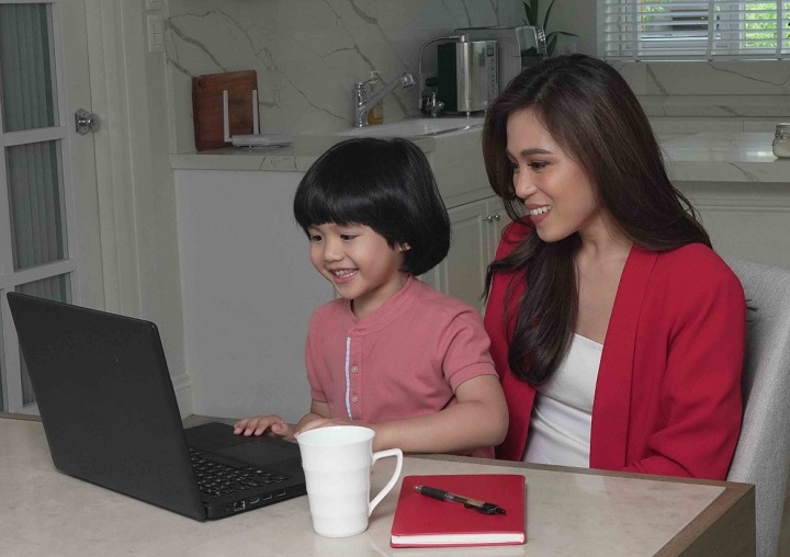 PLDT Home #DoItBetter campaign with Toni Gonzaga and family.