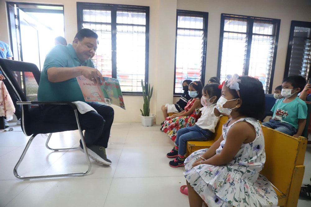 Mayor Jerry P. Treñas had a storytelling session with kids at the Sta. Filomena Library.
