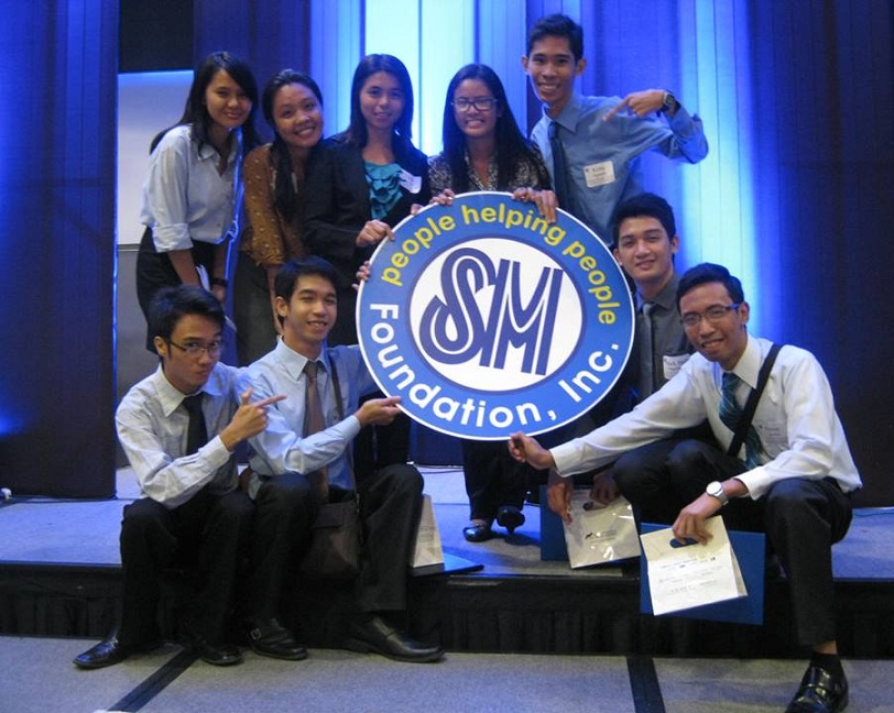  Jessica(standing leftmost) with her fellow SM Scholars during the presentation of graduates years back