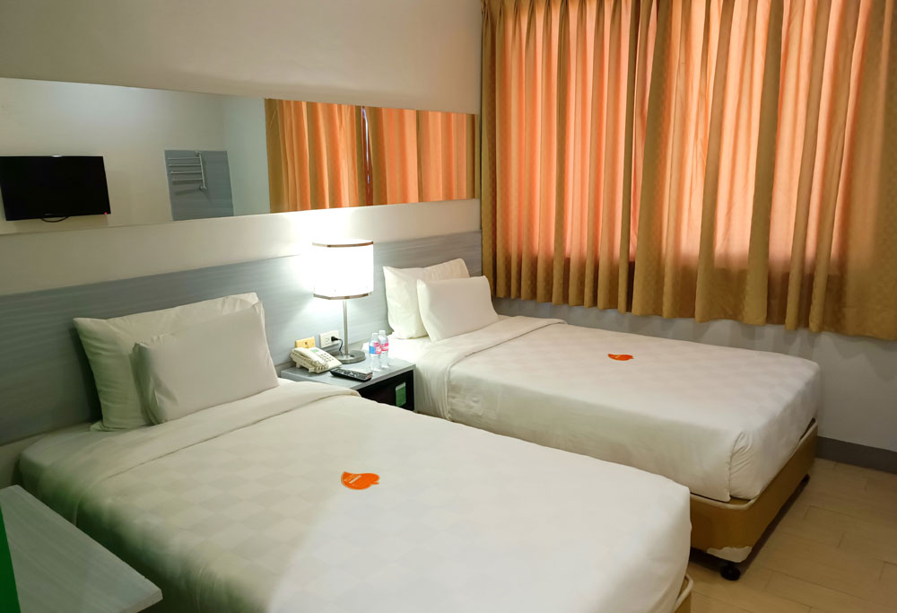 GoHotels room with twin bed.
