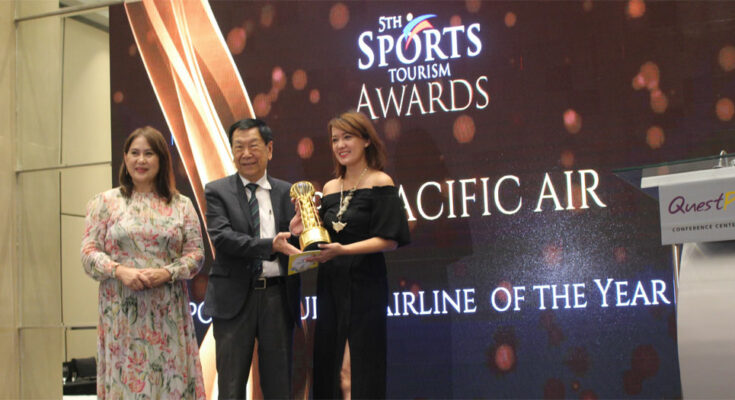 (From left to right) Department of Tourism Regional Director, Region III, Caroline Uy, Philippine Sports Tourism Awards Founder and Chairman Charles Lim hands Cebu Pacific Corporate Social Responsibility Specialist, Roxanne Gochuico the Sports Tourism Airline of the year to Cebu Pacific Air in the 5th Philippine Sports Tourism Awards.
