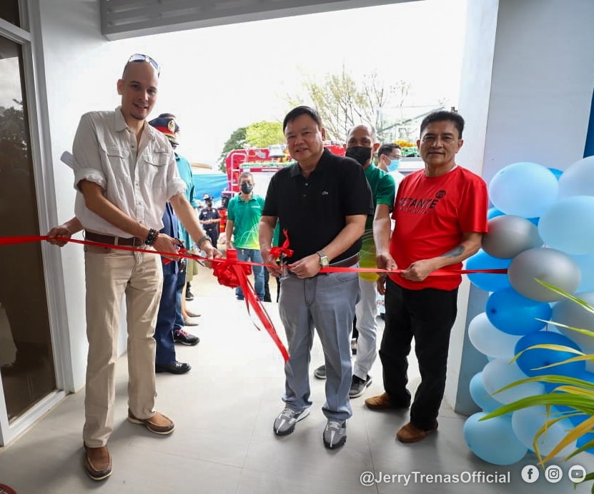 Ribbon cutting with David Jamora, Mayor Jerry Trenas and Councilor Ely Estante.