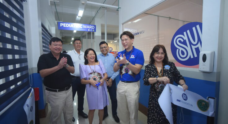 First Lady Atty. Liza Araneta Marcos joins the turnover of the West Visayas State University Medical Center Pediatric Ward which was refurbished by SM Foundation Inc. Joining her are Iloilo City Mayor Jerry Treñas, SM Supermalls president Steven Tan, SM Foundation, Inc. executive director Connie Angeles, WVSU President Dr. Joselito Villaruz and WVSU Hospital director Dr. Dave Endel R. Gelito, III, MD.