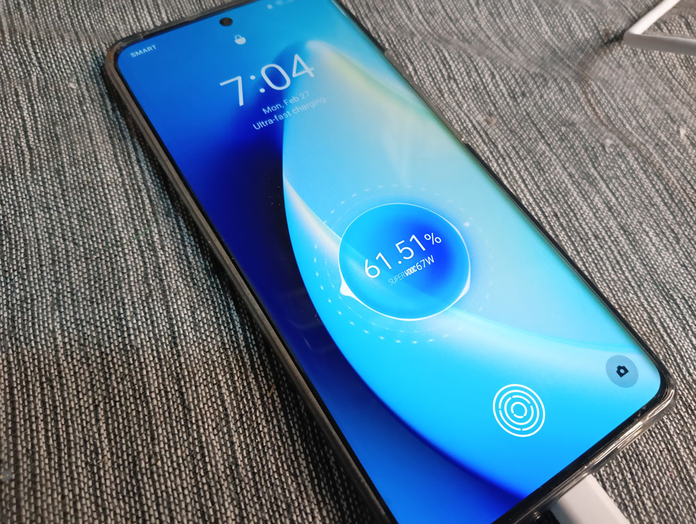 realme 10 Pro+ 5G offers 67W SuperVOOC fast charging.