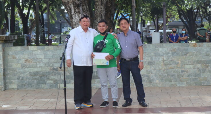 GrabFood Delivery-Partner Levy Marl Bañez is commended by Iloilo City Mayor Jerry Treñas after helping a senior citizen retrieve her stolen items from a snatcher