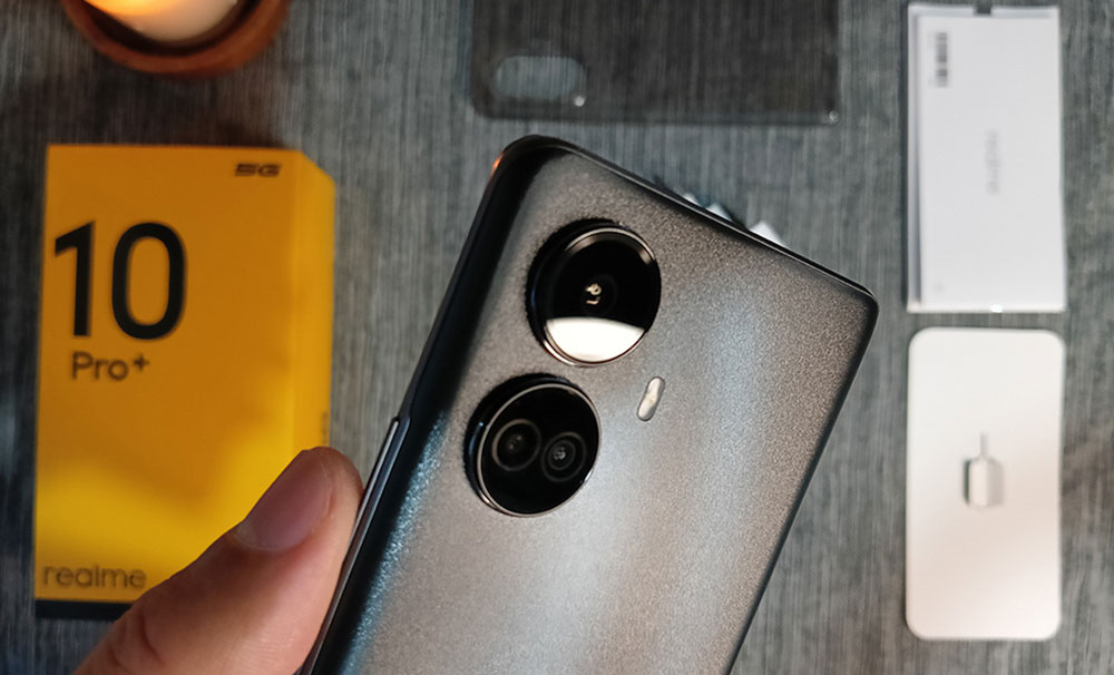 Triple rear cameras on two rings