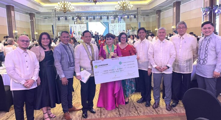 Iloilo Provincial Health Officer Dr. Maria Javellana Colmenares-Quinon was awarded National Outstanding Provincial Nutrition Action Officer by the National Nutrition Council