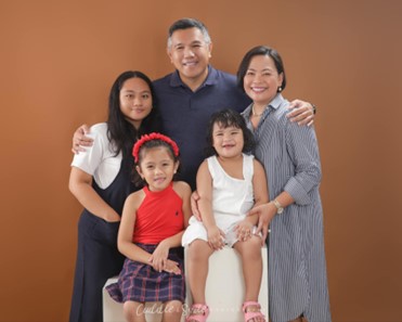 Latest Christmas photo of the Tayongtong family. Glenda with husband Richie and children Ghemelle(16), Tala(7) and Viva(3) 