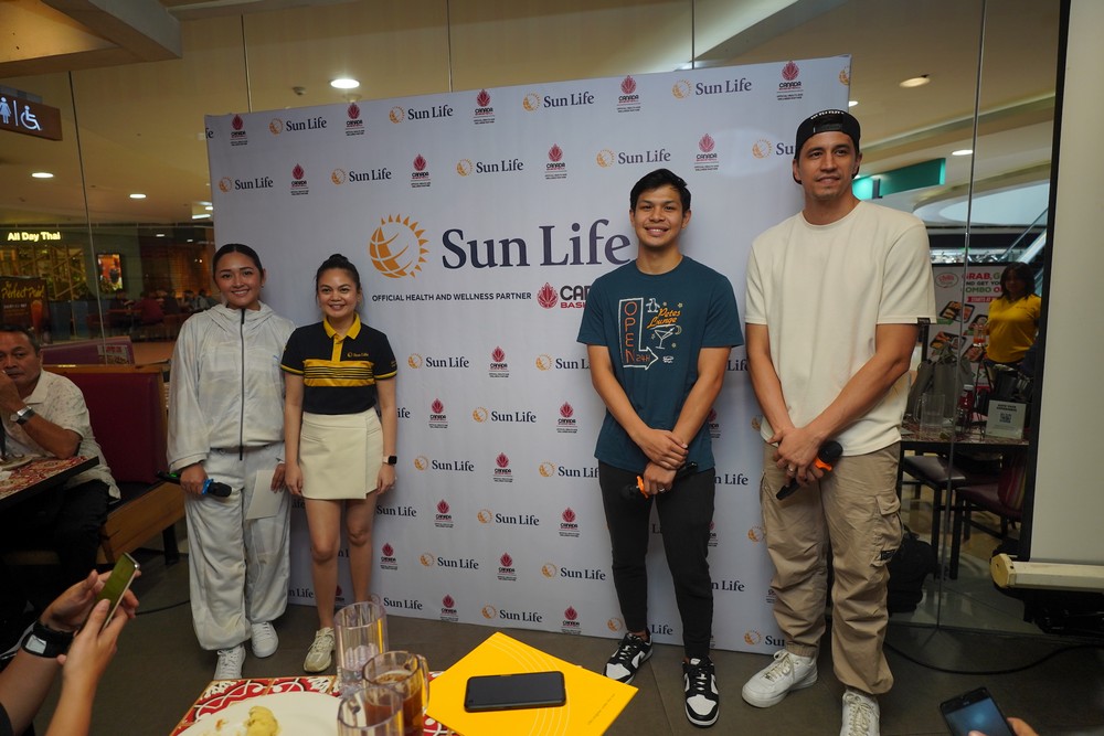Sportscaster Apple David, Sun Life Chief Client Experience & Marketing Officer Carla Gonzalez-Chong, and basketball players Jollo Go and Marc Pingris at the mediacon