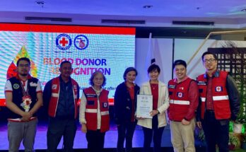 COMMITMENT AND COMPASSION: Foundever™ receives the Hall of Fame Award from the Philippine Red Cross (PRC) in recognition of their 13-year partnership in Baguio. Pictured are Human Resource Business Partners at Foundever, Haidee Sanjorjo and Lisa Bajo, receiving the award from members of the PRC team.