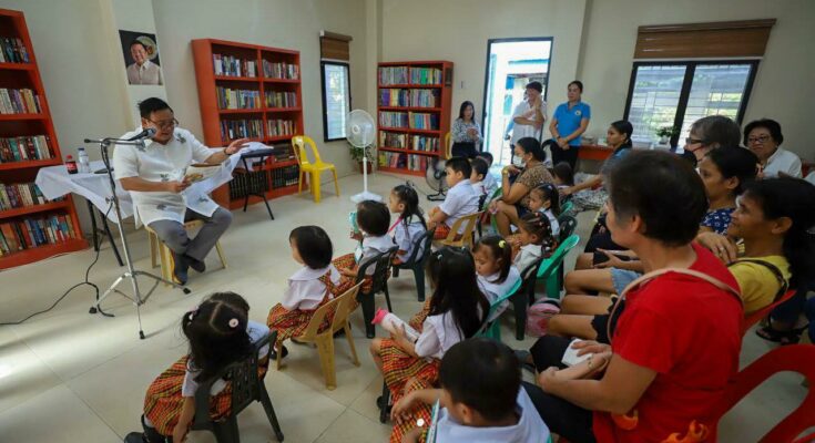 Mayor Jerry Trenas reading to children