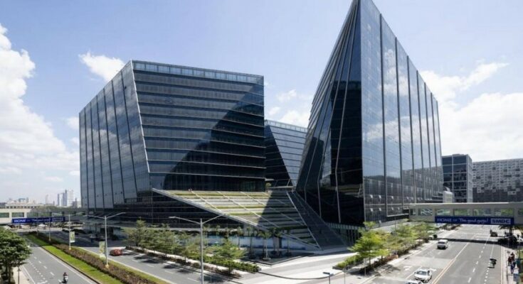 Balancing iconic modern aesthetic with environmentally sound practice: The FourE-Com Center, located in the SM Mall of Asia Complex, draws inspiration from crystal formations with its three adjacent rhombic towers.