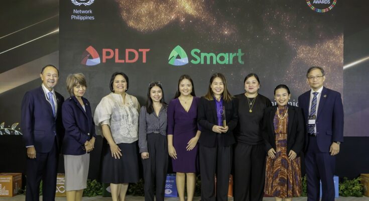 Representatives from PLDT’s Sustainability Office and PLDT Home receive the award recognizing Madiskarte Moms PH at the 3rd United Nations Global Compact Network Philippines’ Sustainable Development Goals Awards
