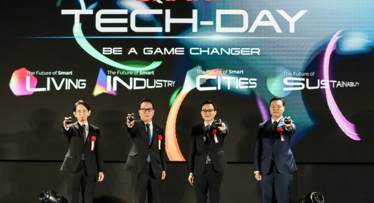 SHARP Tech Day marks the beginning of a new generation of technological transformation that will inspire many more new innovations to come. (Third from left) SHARP Corporation President and CEO, Robert Wu, and (L-R) Executive Managing Officer, Chief Technology Officer, Head of R & D Mototaka Taneya, Executive Vice President, Masahiro Okitsu, Chief Financial Officer, Branden Chen.