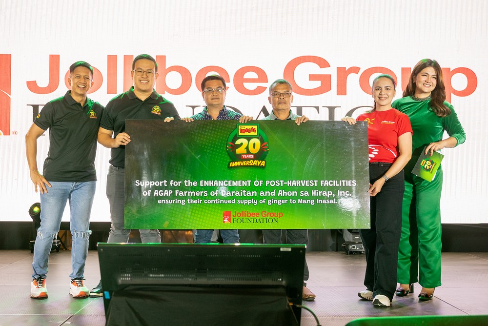 Mang Inasal President Mike Castro and Marketing Head Allan Tan turned over the donation of Mang Inasal to Jollibee Group Foundation