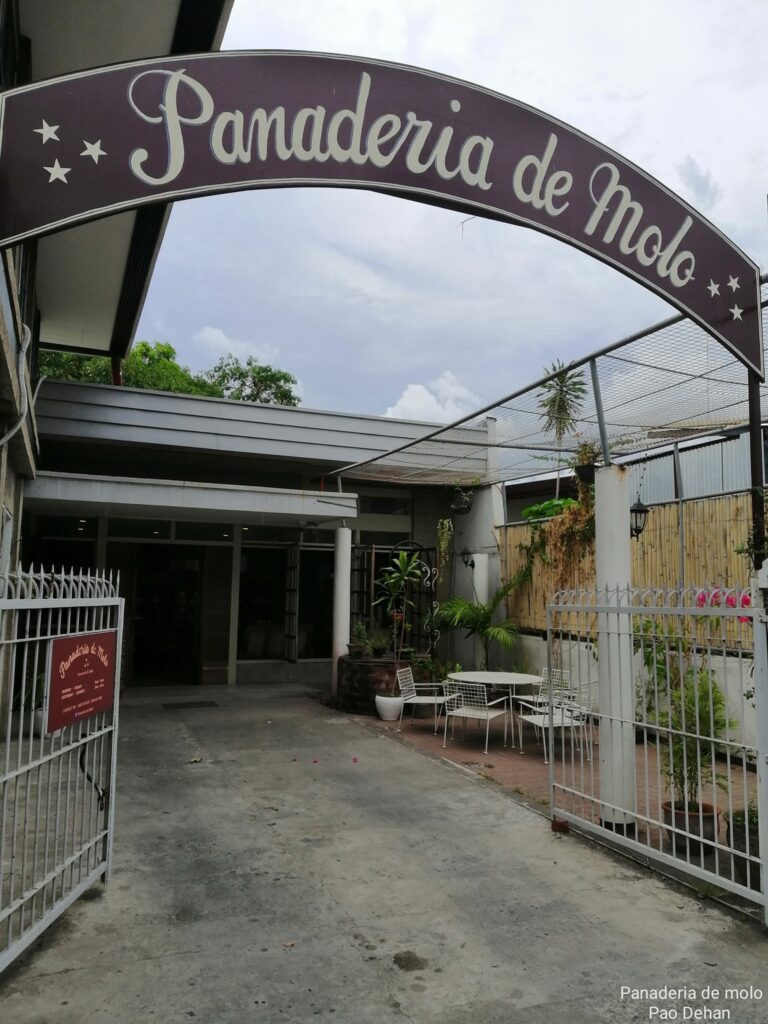 Panaderia de Molo arc photo by Pao Dehan