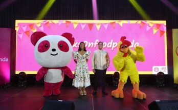 [1] Patricia Jacinto of foodpanda Philippines and Maverick Leonardo T. Javier of Andok's Litson Corporation marked the partnership between the two brands during Pista ng Sarap