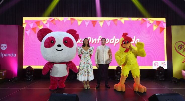 [1] Patricia Jacinto of foodpanda Philippines and Maverick Leonardo T. Javier of Andok's Litson Corporation marked the partnership between the two brands during Pista ng Sarap