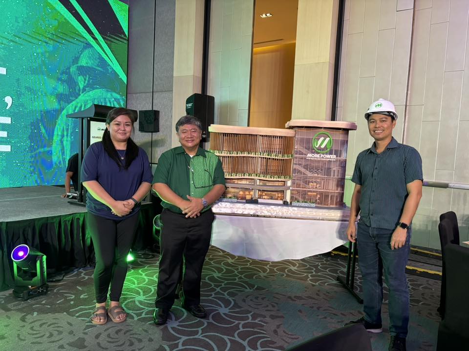 Iloilo Bloggers Society members with MORE Power President Roel Z. Castro