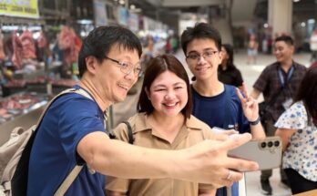 Mayor Raisa at markets with tourists
