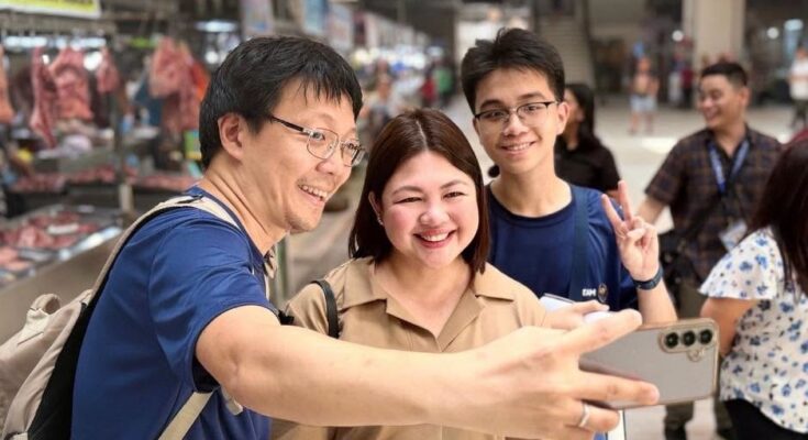 Mayor Raisa at markets with tourists