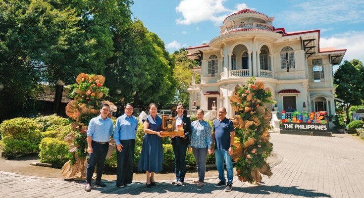 (L-R) Dareen Carl P. Navarro, Senior Project Development and Management Manager; Pamela Ann P. De Guzman, AVP - Project Development and Management; Elvie C. Gumboc, Senior Vice President - Head, Sales & Marketing; Dr. Kenneth P. Macoy, BDD Visayas Section Chief for Countryside Housing Initiative - Pag-IBIG Fund; Gina P. Lanceta, Branch Head - Pag Ibig Fund Iloilo Mandurriao; Jose Maria Gaitan, Housing Relationship Officer - BDD Visayas - Pag-IBIG Fund.