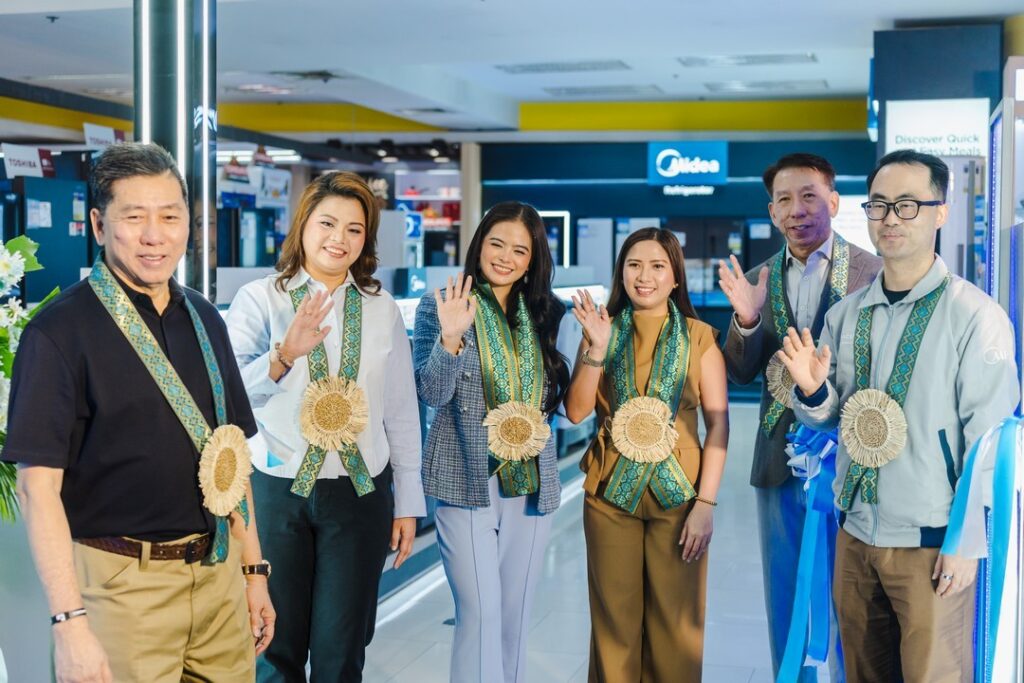 From L-R: EugeneTiu(Director of Operations - Luzon, Imperial Appliance Plaza),Anna Marie Alejandro (General Manager, Concepcion Midea Inc., Philippines),BeaBinene,Hon.LadyJulieGraceBaronda(ViceMayor,IloiloCity), Edgar Tiu (Director of Operations - Visayas, Imperial Appliance Plaza, Zeal Jiang (APACRegionalPresident,MideaInternationalBusiness-Asia&PacificRegion)at the opening of the Midea zone